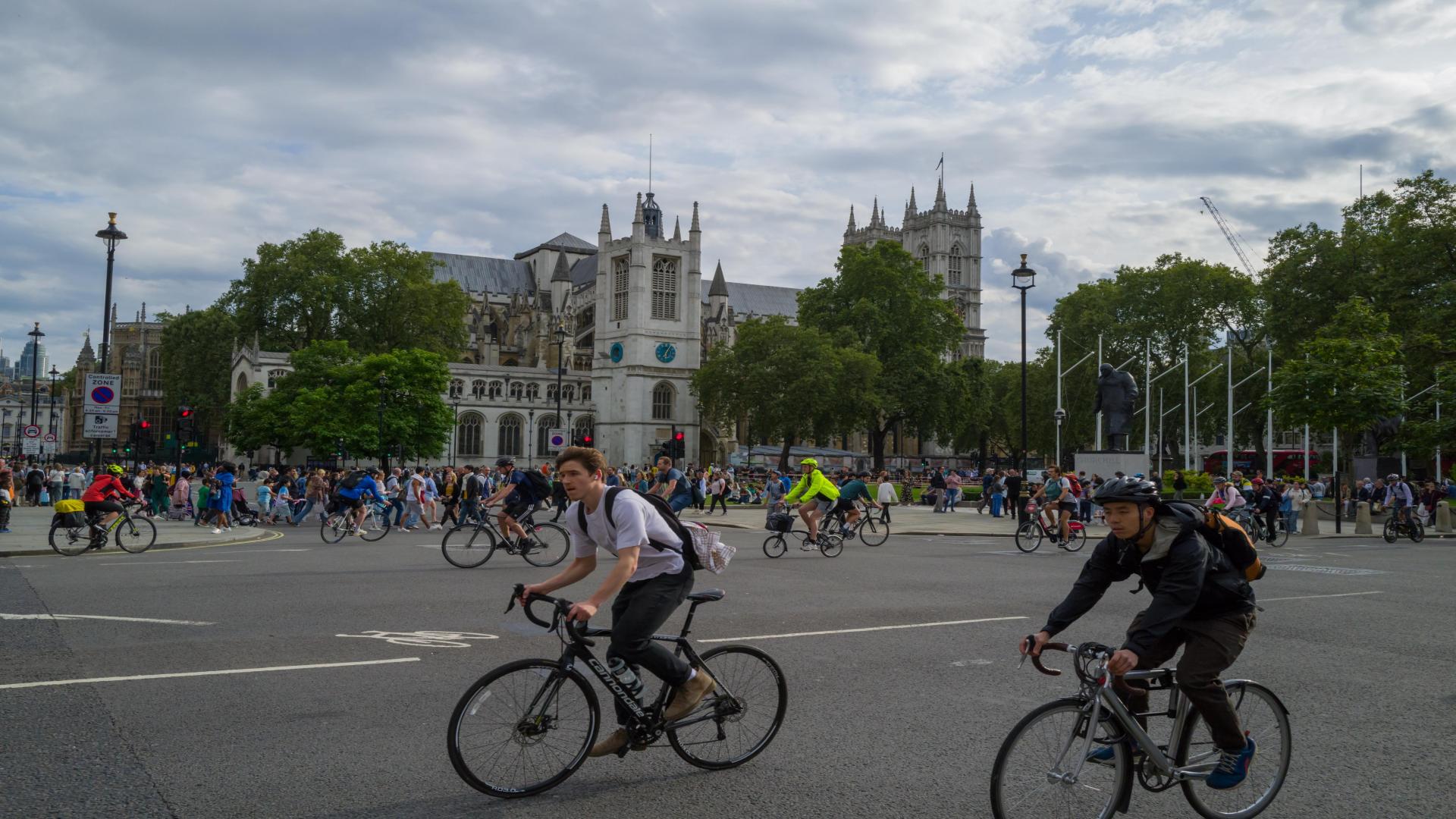 Why are more and more people passionate about cycling?
